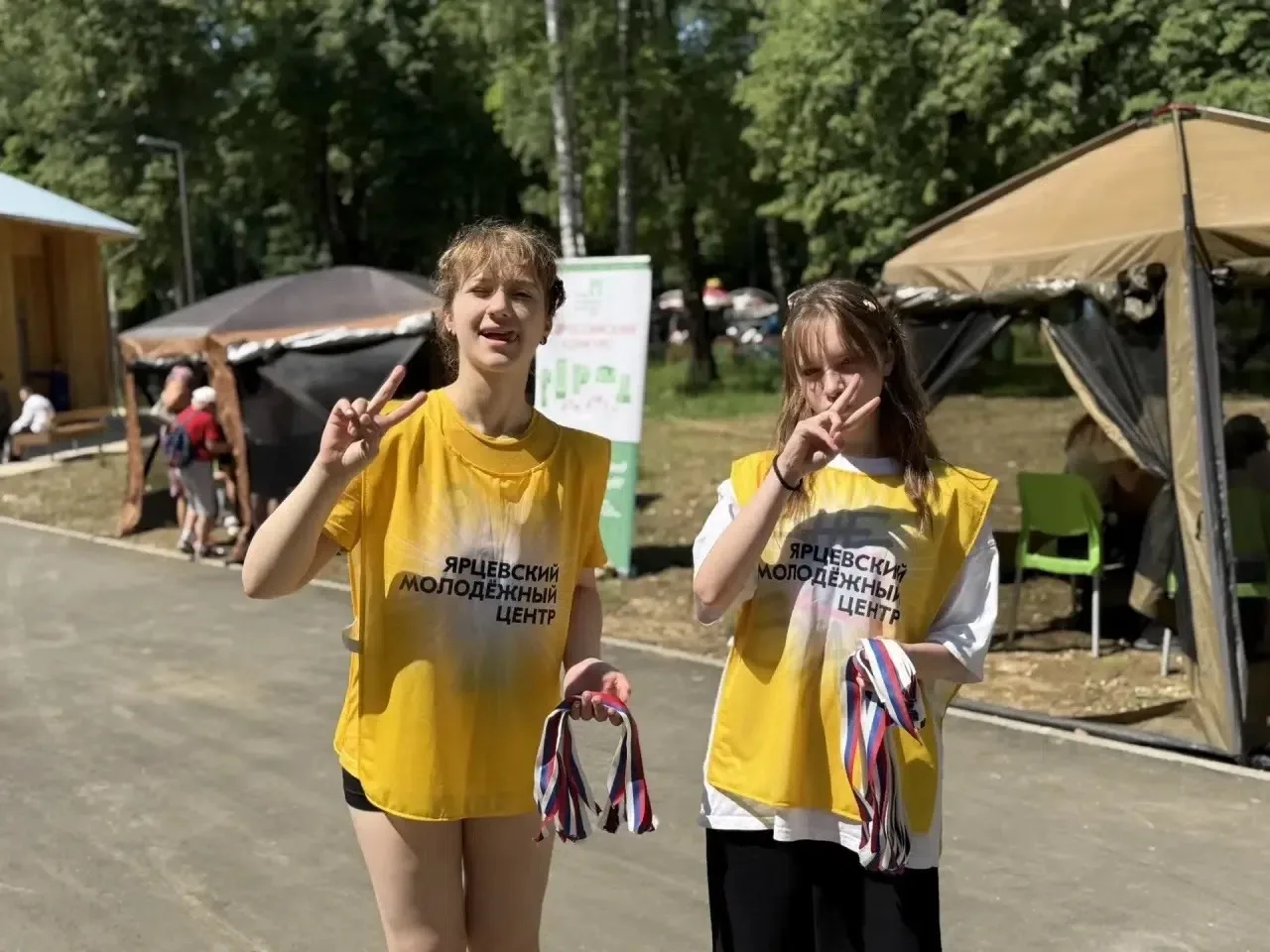 🗓 Сегодня на семейном фестивале в городском парке прошла патриотическая акция «Я — гра...