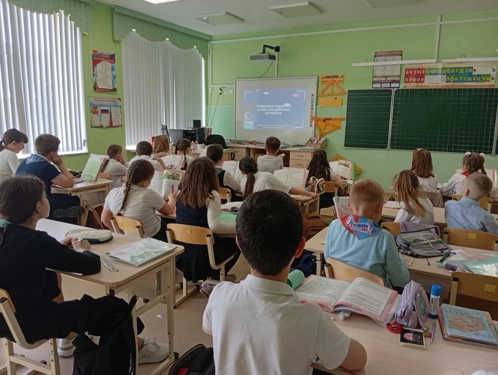 🔔 Уроки безопасности «Разговоры о безопасности»: учимся отличать правду от фейков!  С 18 по 22 мая в