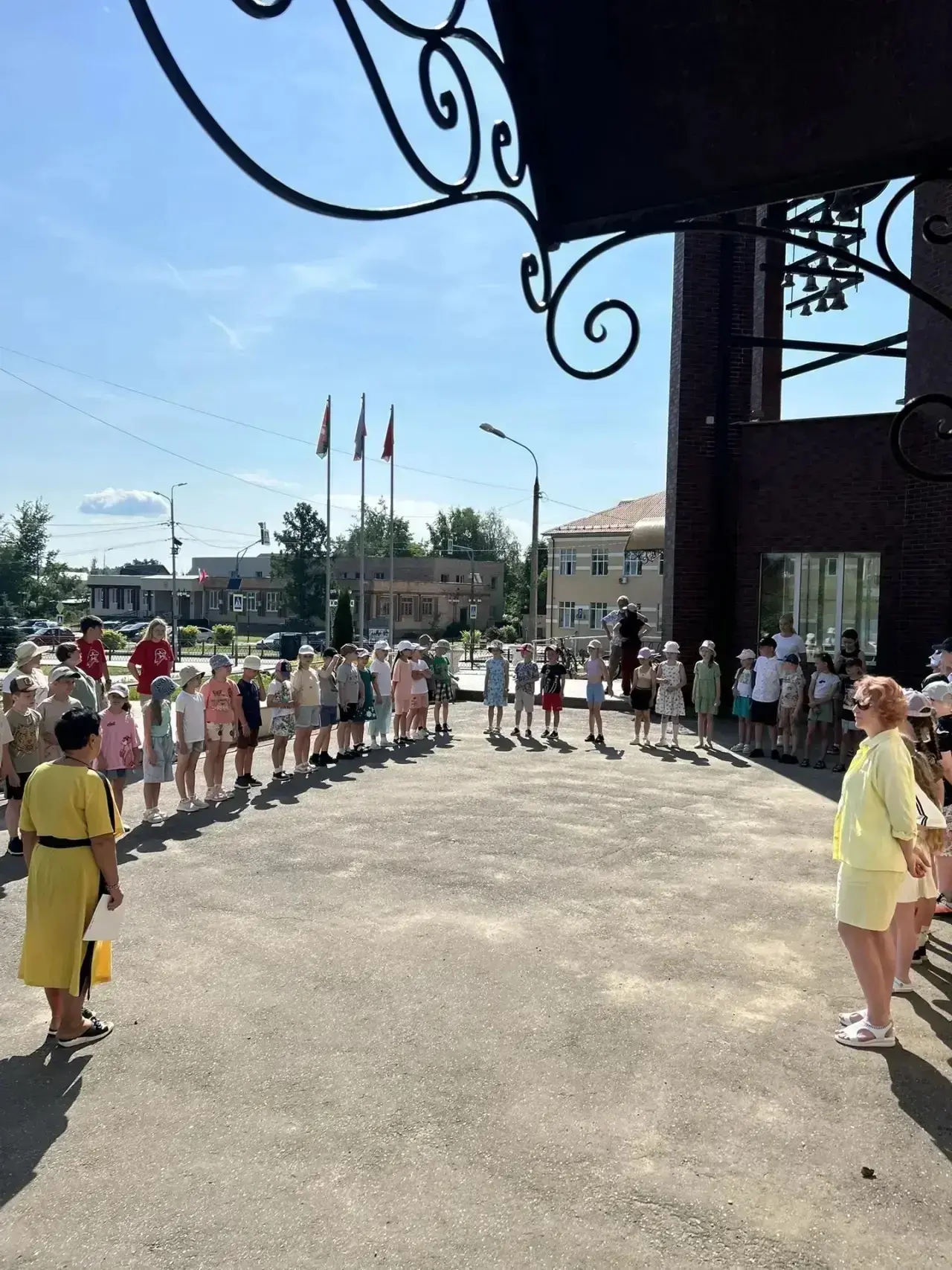 Каждое новое утро в нашем пришкольном лагере начинается бодро, торжественно и очень организованно – 
