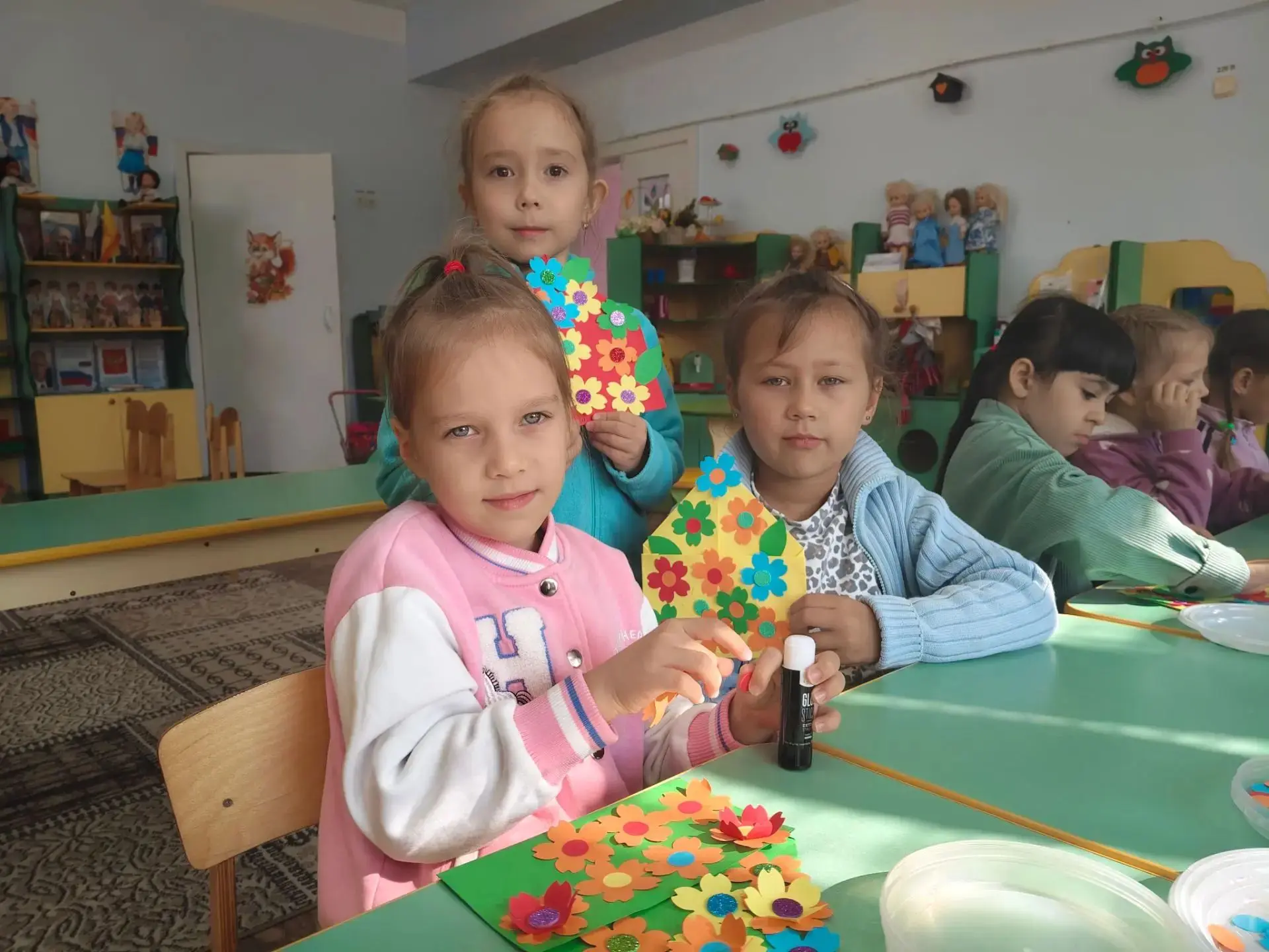 Воспитанники подготовительной группы " Ромашка 🌼 "поздравили сотрудников детского сада".