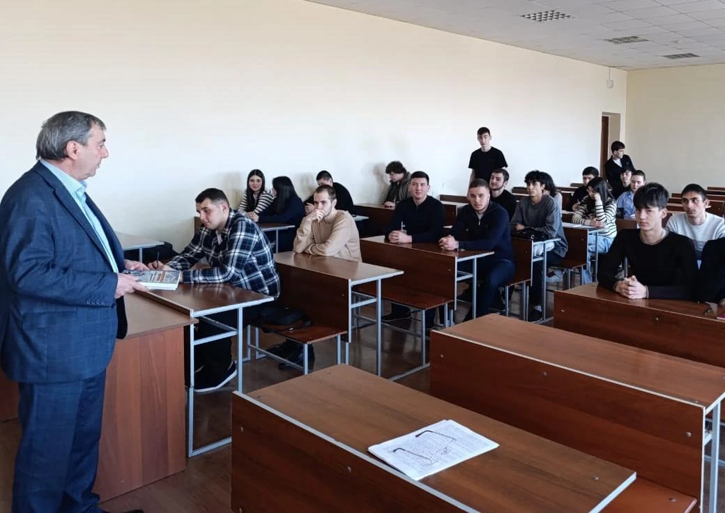 🇷🇺 2⃣ 0⃣  лет на страже национальной безопасности  🏫 На юридическом факультете СКГМИ прошел круглый 