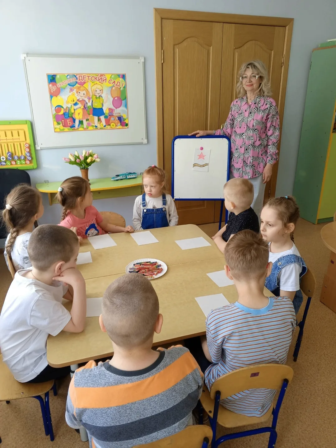 В группе " Осьминожки " состоялось занятие из цикла " Музыка в красках".
Ребята слушали песню Ал. Ал