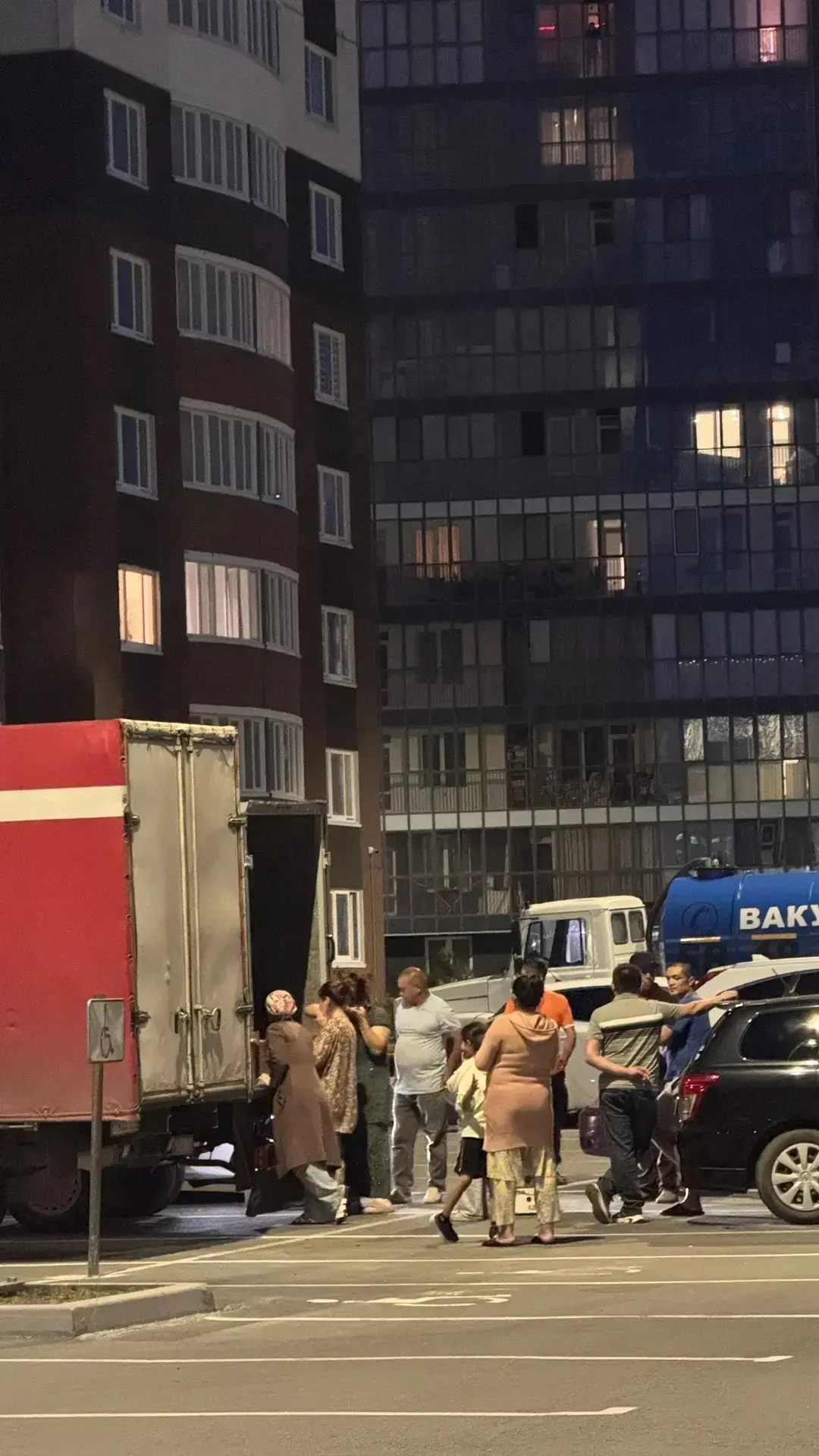 В Ново-Патрушева таджики незаконно торгуют овощами прямо посреди парковки!🤬