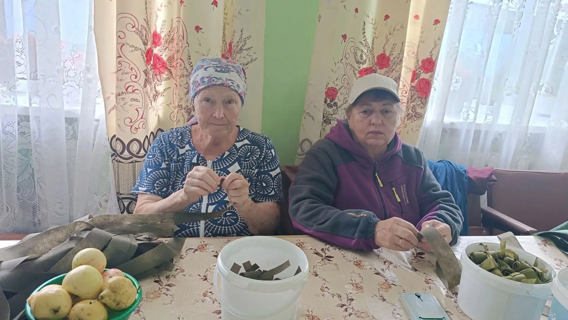 Они готовят сухие супы, консервации, шьют антидроновые одеяла и подушки,  плетут маскир...