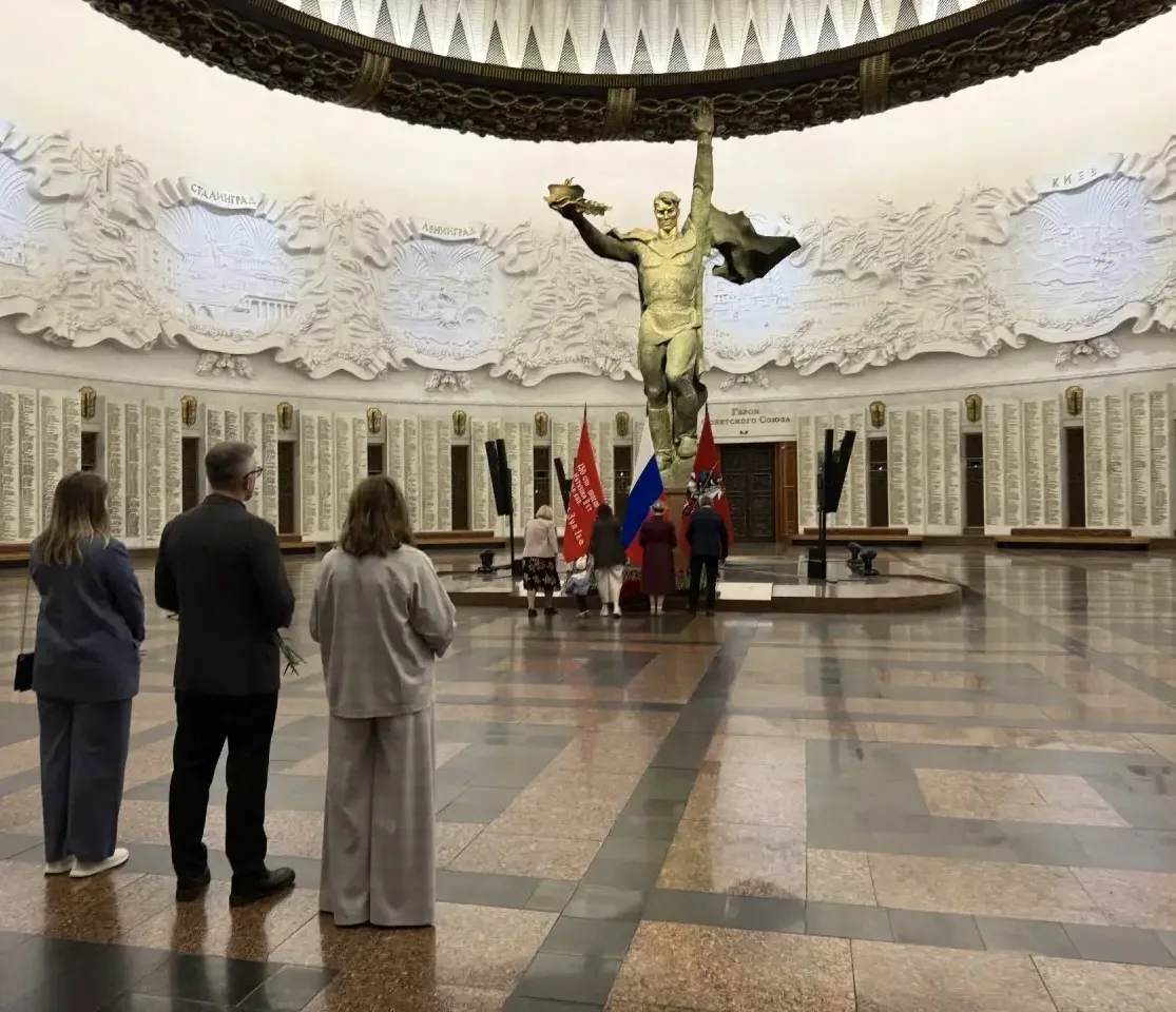 В рамках подготовки к празднованию 81-й годовщины Великой Победы мама учеников нашей школы и член на