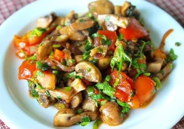 Тёплый грибной салат — лёгкий, ароматный, как в хорошем кафе 🥗