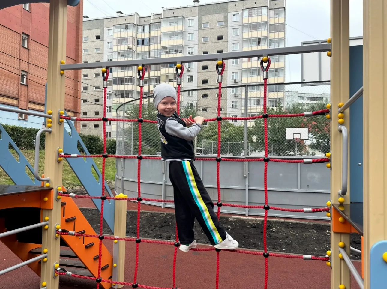 В Советском районе за счет компании РУСАЛ благоустроили два двора👏