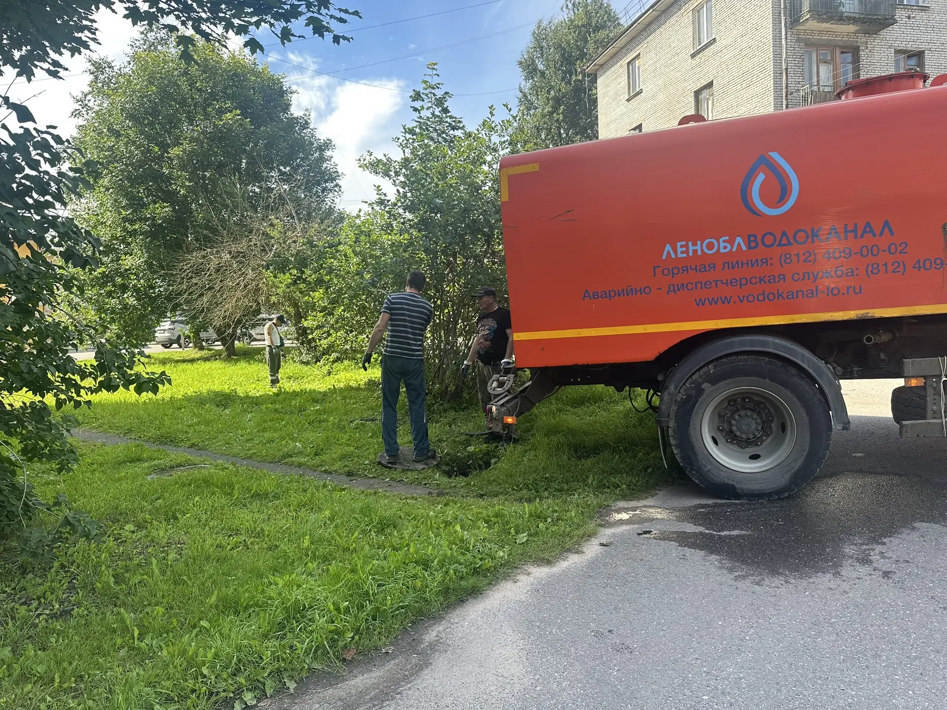 Совместно с работниками ГУП «ЛеноблВодоканал» произведена прочистка наружной (уличной) ...