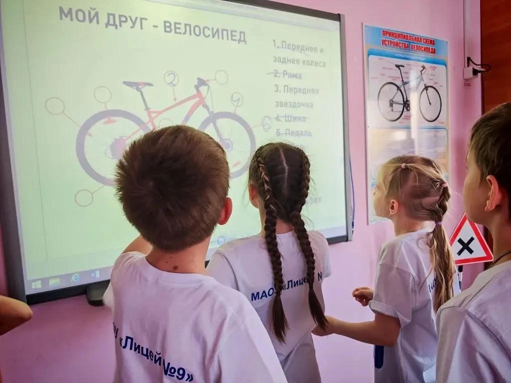 🚦 Наши ребята на конкурсе «Безопасное колесо»!  Вчера команда ЮИД лицея под руководством советника д