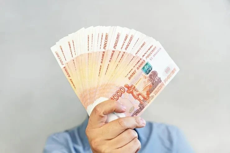 Почти половина россиян скрывает от окружающих свой реальный доход.