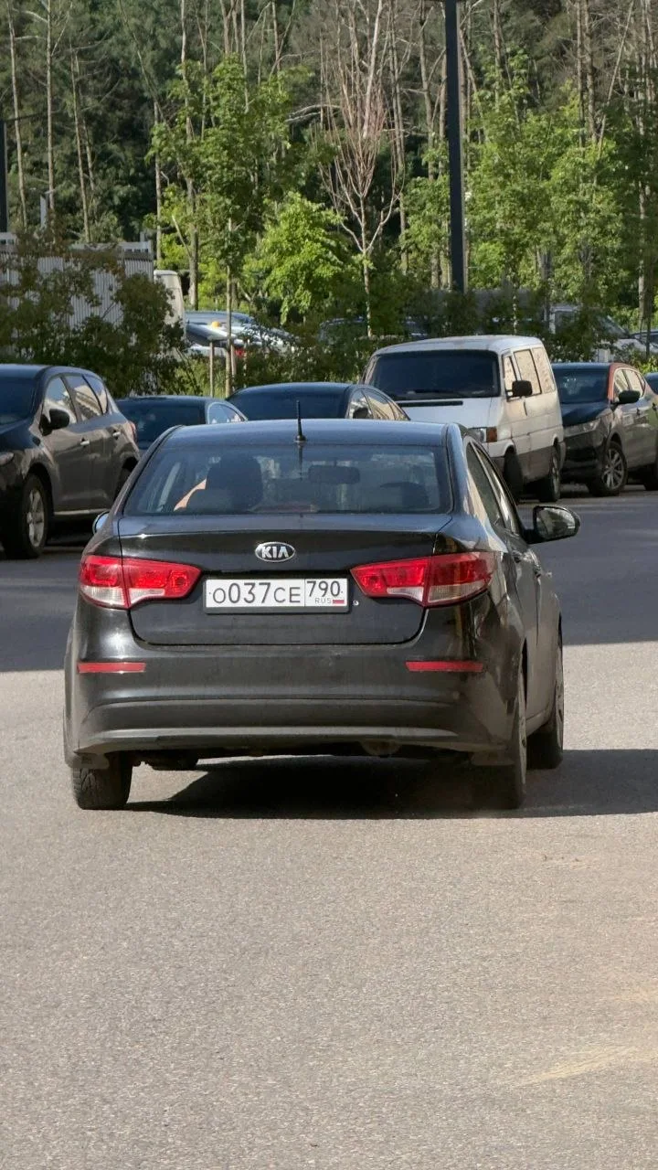 Доброе утро. Ищу водителя черного KIA RIO (номер О037СЕ 790).

Сегодня утром (8:30) у ТЦ «Олимп» дев