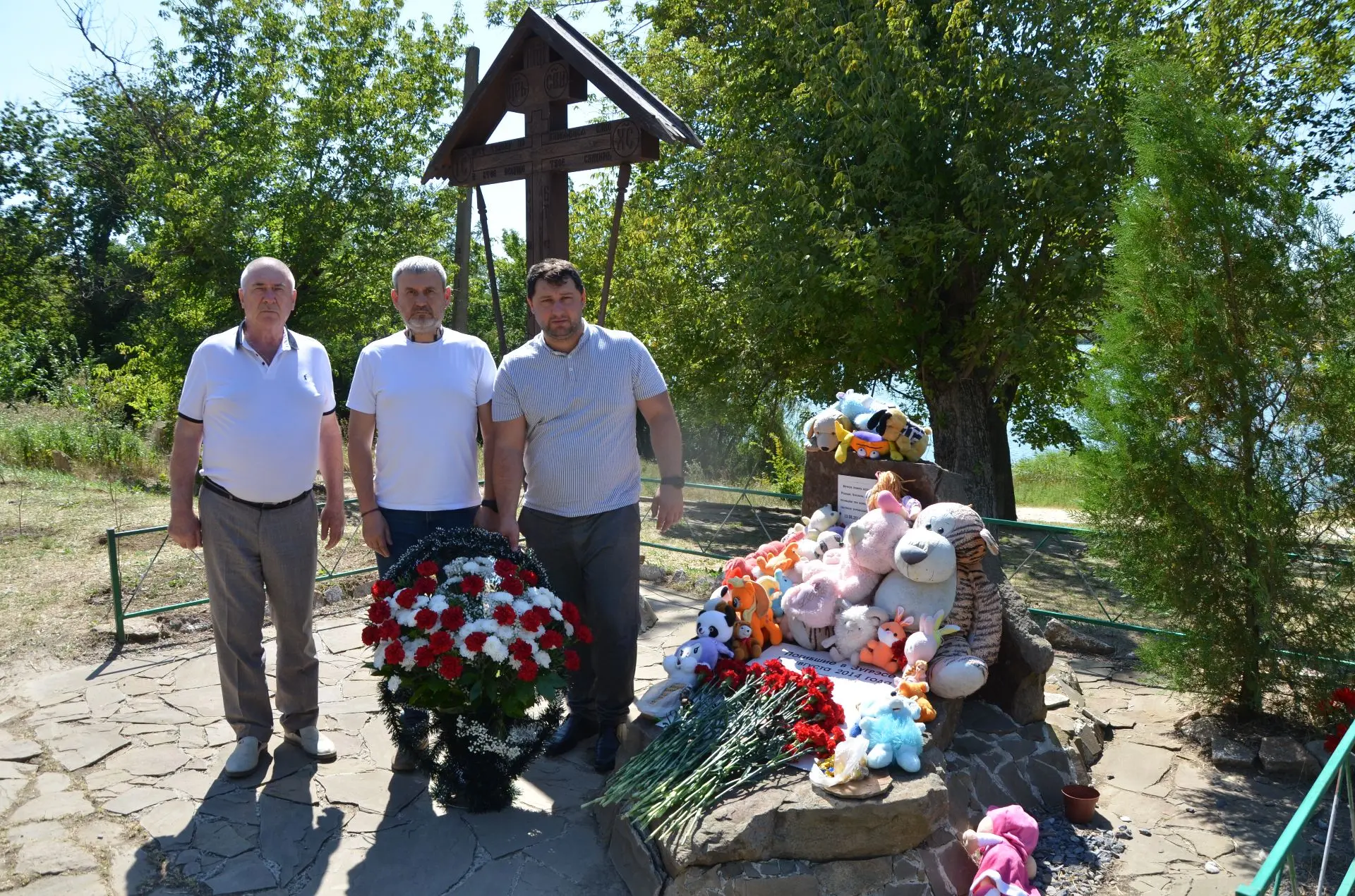 Сегодня, 13 августа, у поклонного креста, посвященного памяти жертв обстрела города Зуг...