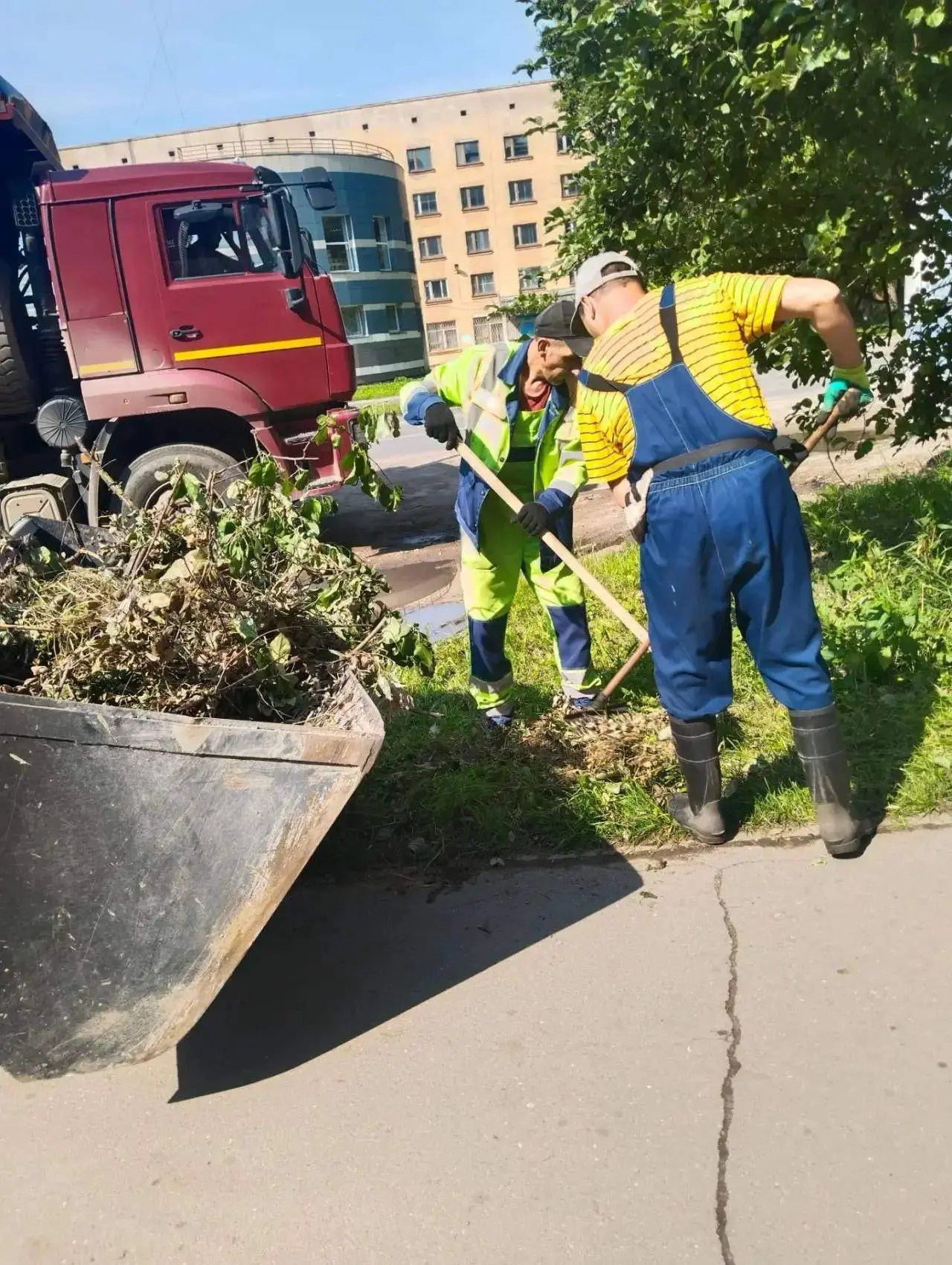 Мэр Сергей Жестянников подвёл итоги уборки и благоустройства областной столицы за 30 июля.
Цифры за 