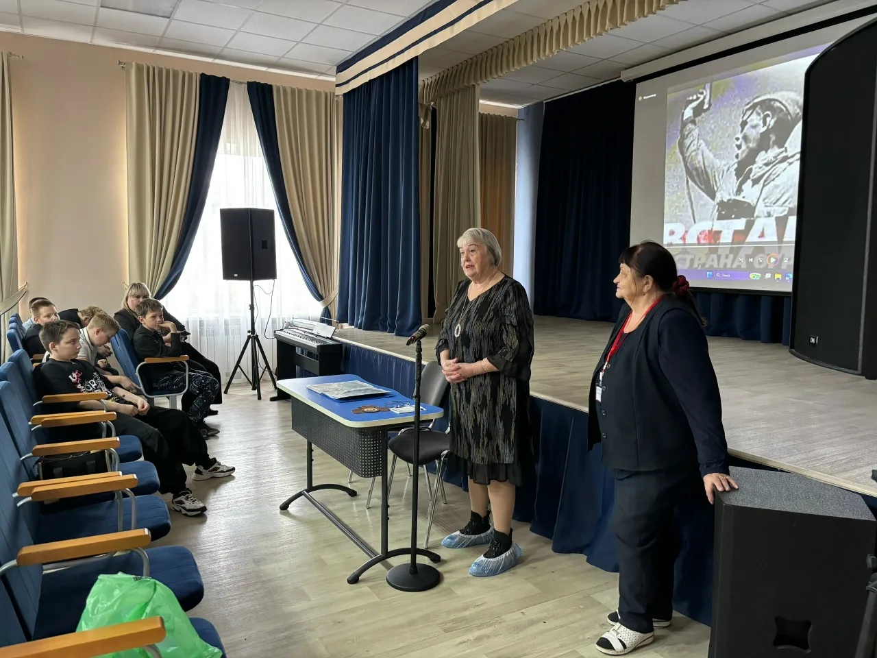📝Дети войны
#События@surgut_school

Для учеников 5-6 классов Сургутской школы состоялась теплая вст