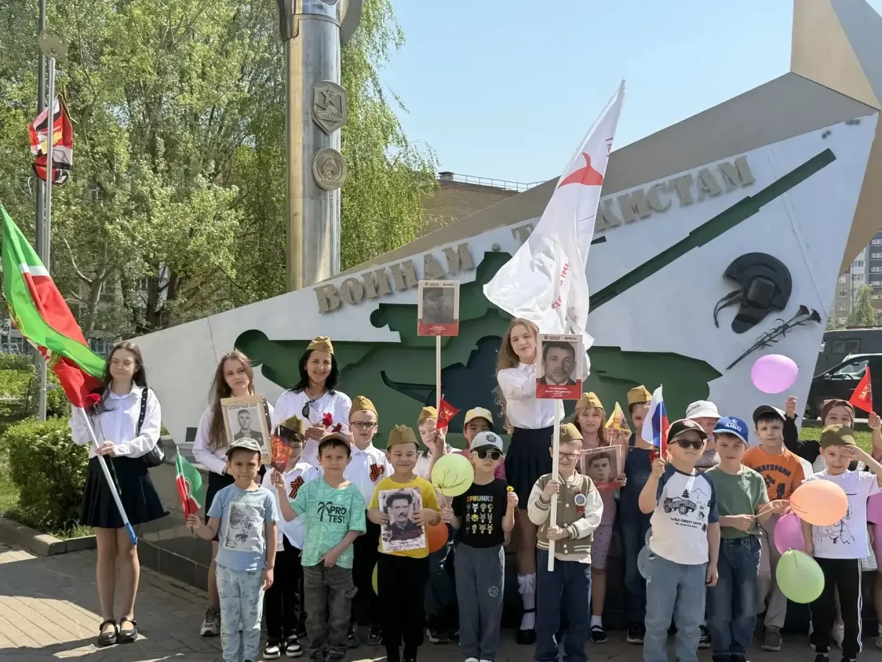 Память в наших сердцах! ✨🎗️  Активисты «Движения Первых» нашей школы и воспитанники детского сада № 