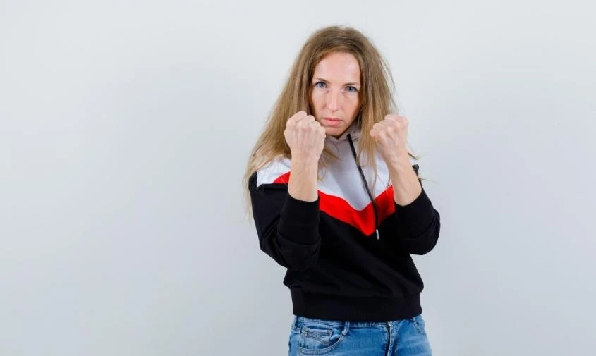 👊 «Ребенка не отдам!»: пьяная благовещенка схватила за волосы и ударила лицом о стену инспектора ПД