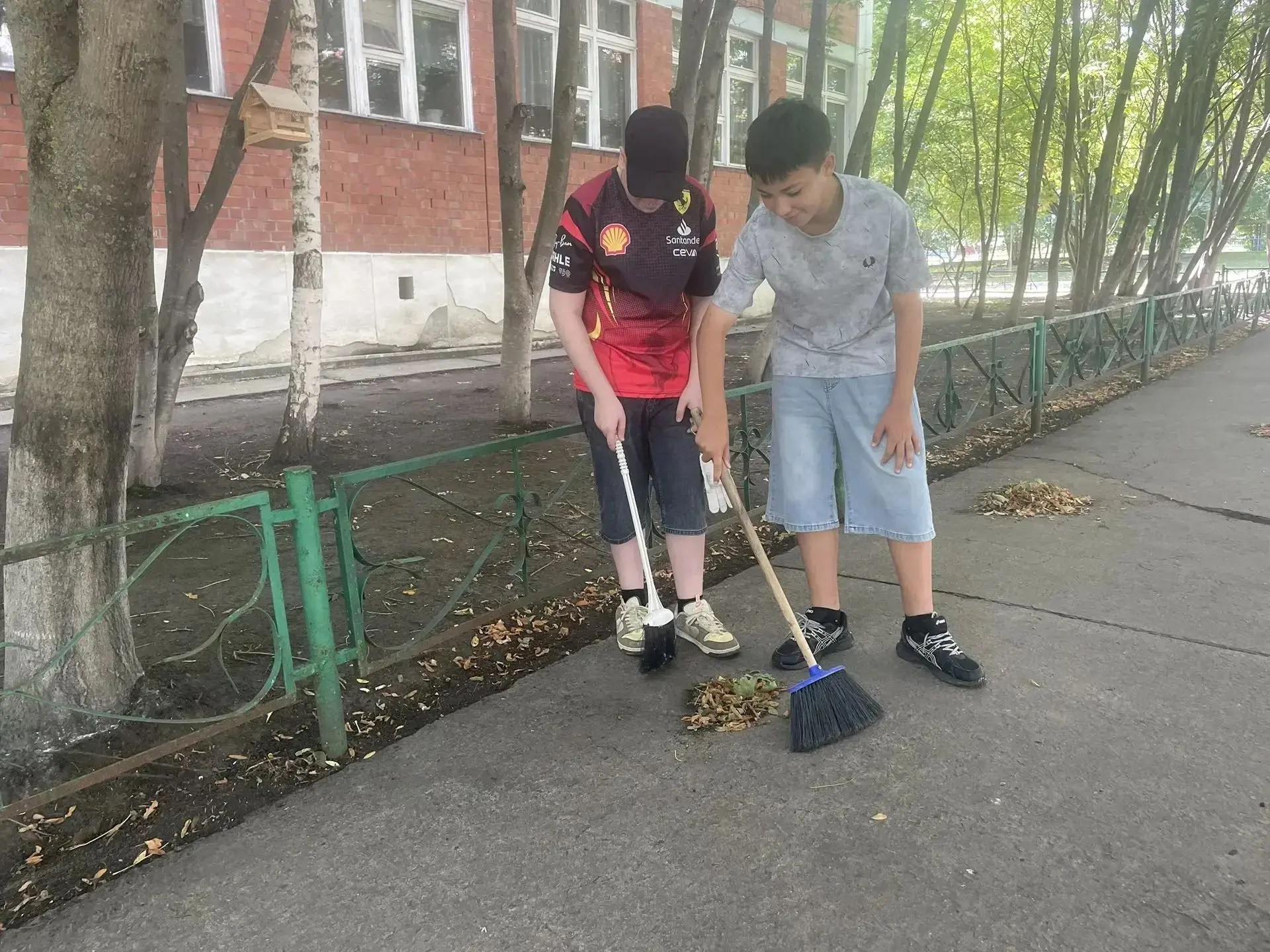 В 6В классе началась пятая трудовая четверть. Ученики навели порядок на территории школ...