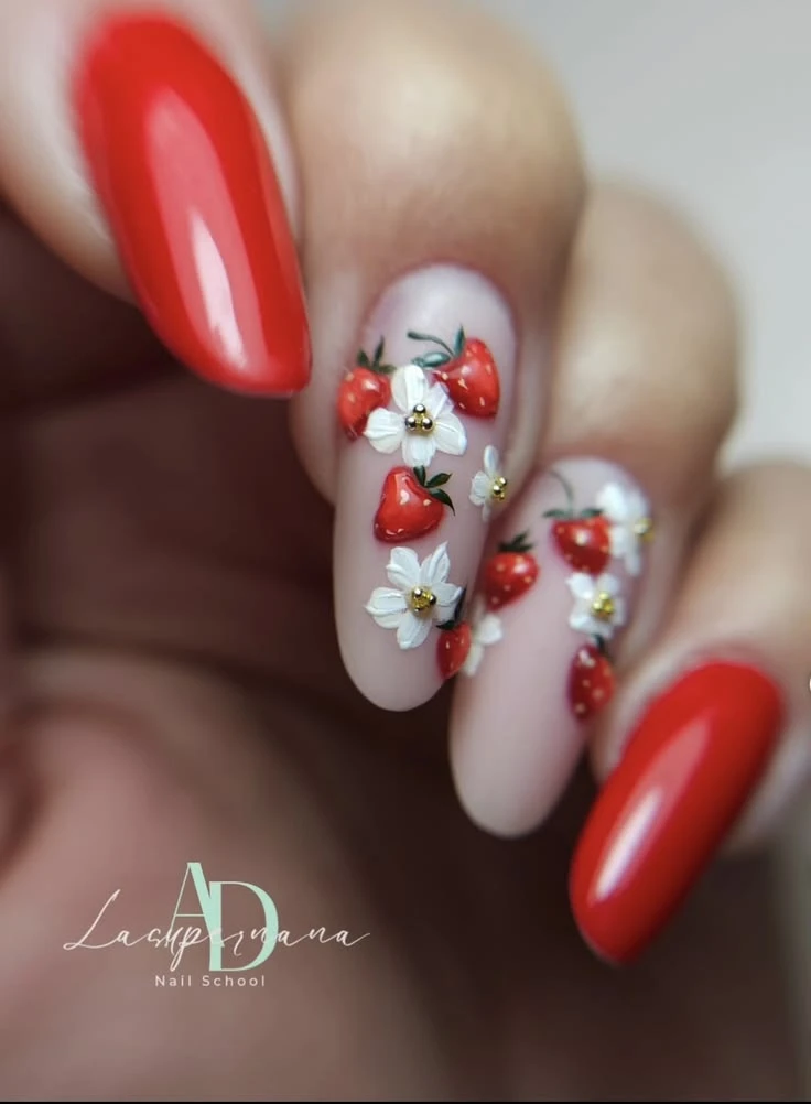 Красные длинные ногти с клубникой и цветочками 🍓