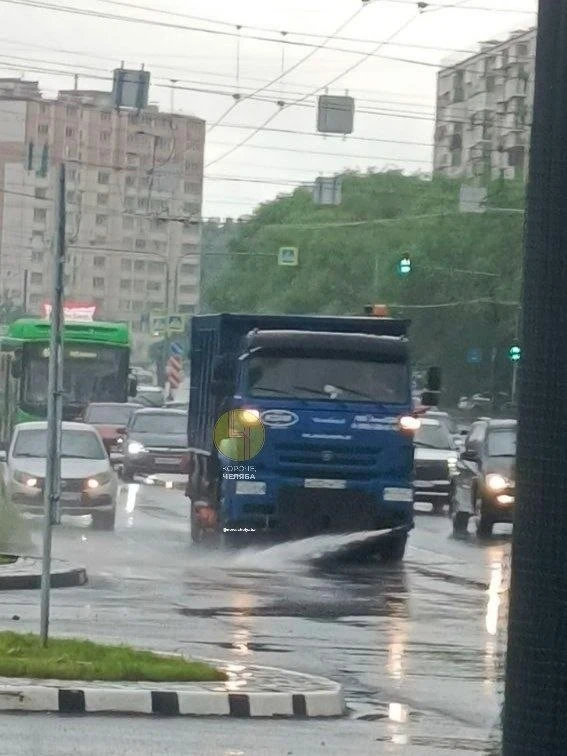 Поливальную машину заметили час назад наши подписчики. Кто-то решил, что воды на улице ...