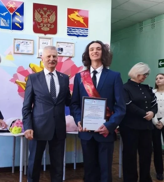 В МАОУ «Гимназия № 13 имени Героя РФ И. Кабанова» состоялась торжественная линейка для одиннадцатикл