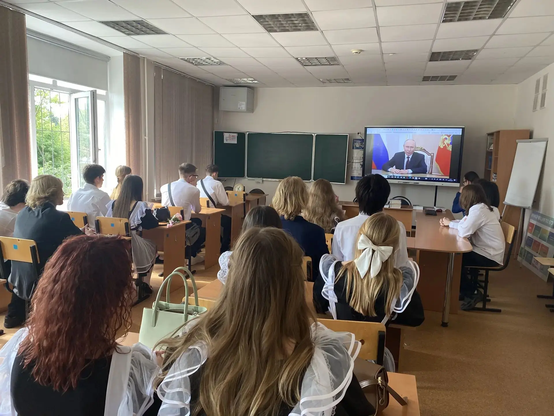 Новый учебный год  начался не только с праздничной линейки, но и с Разговоров о важном.