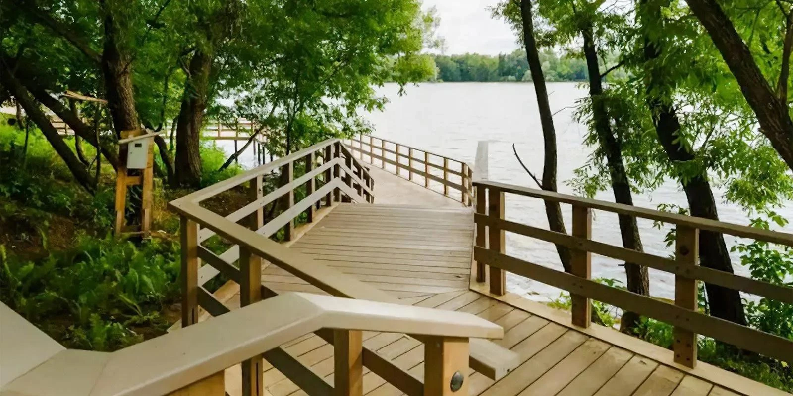 🏞️ В районе Покровское-Стрешнево на набережной Москвы-реки открылись места для отдыха ...