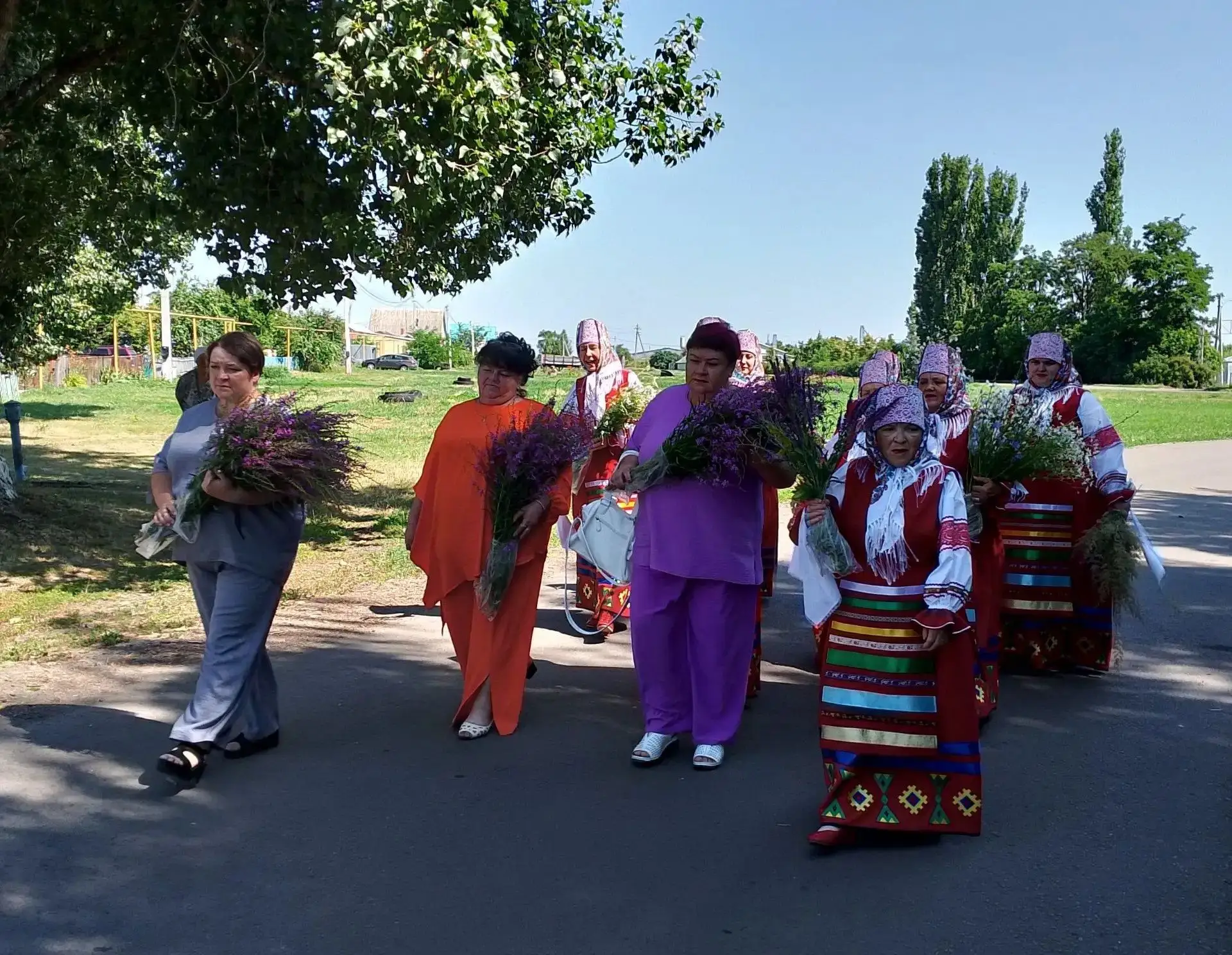 НА РОДИНЕ М. Е. ПЯТНИЦКОГО
3 июля у Дома - музея М. Е. Пятницкого в селе Александровка прошло торжес