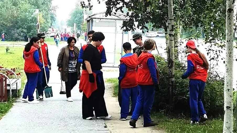 В Мегионе 1097 школьников получили первый трудовой опыт в 2026 году. Подростки работали...