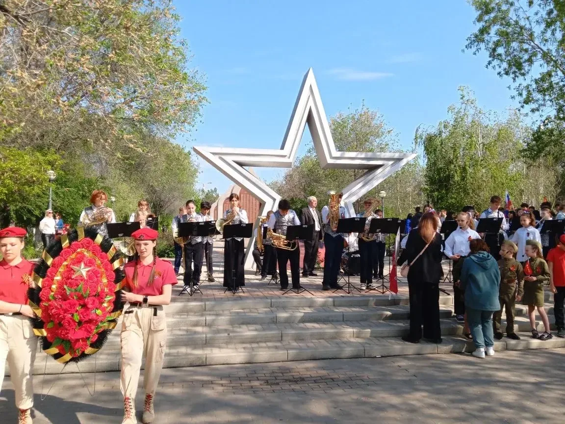 🇷🇺 8 мая Астрахань почтила память героев Великой Отечественной войны. На Аллее воинск...