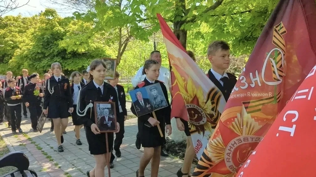 В МБОУ СОШ №15 прошла торжественная акция «Бессмертный полк».  Почти 600 учеников, педагоги и работн