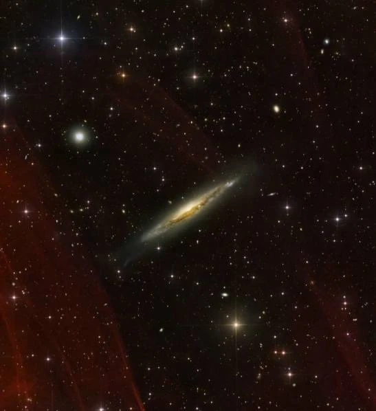 🌌 NGC 3717 - это впечатляющая спиральная галактика, которую мы видим почти точно с реб...