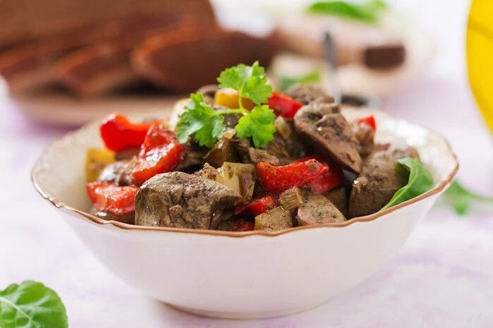 Куринaя пeчeнь с болгaрским пeрцeм и яблоками