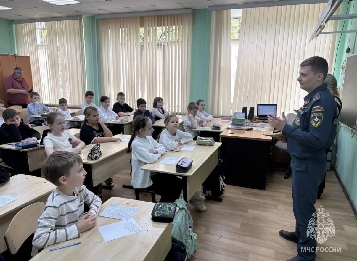 🚒 Сотрудники МЧС России провели «уроки безопасности» для школьников Балашихи  Каникулы - время радос