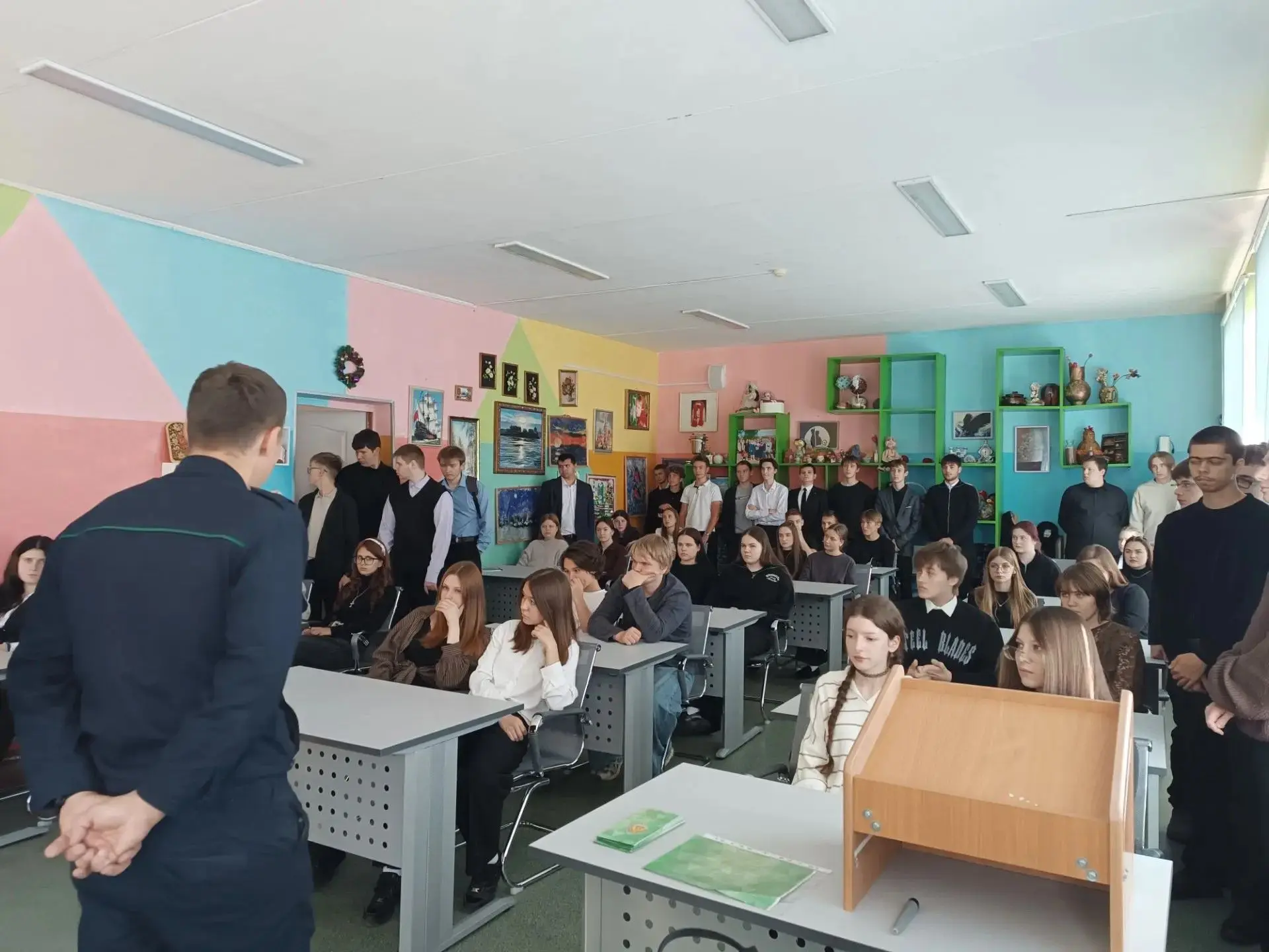🎖️ Сотрудник Пограничного управления ФСБ России провёл профориентационную встречу со с...