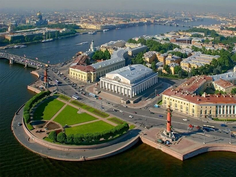 На скольких островах расположен Петербург?