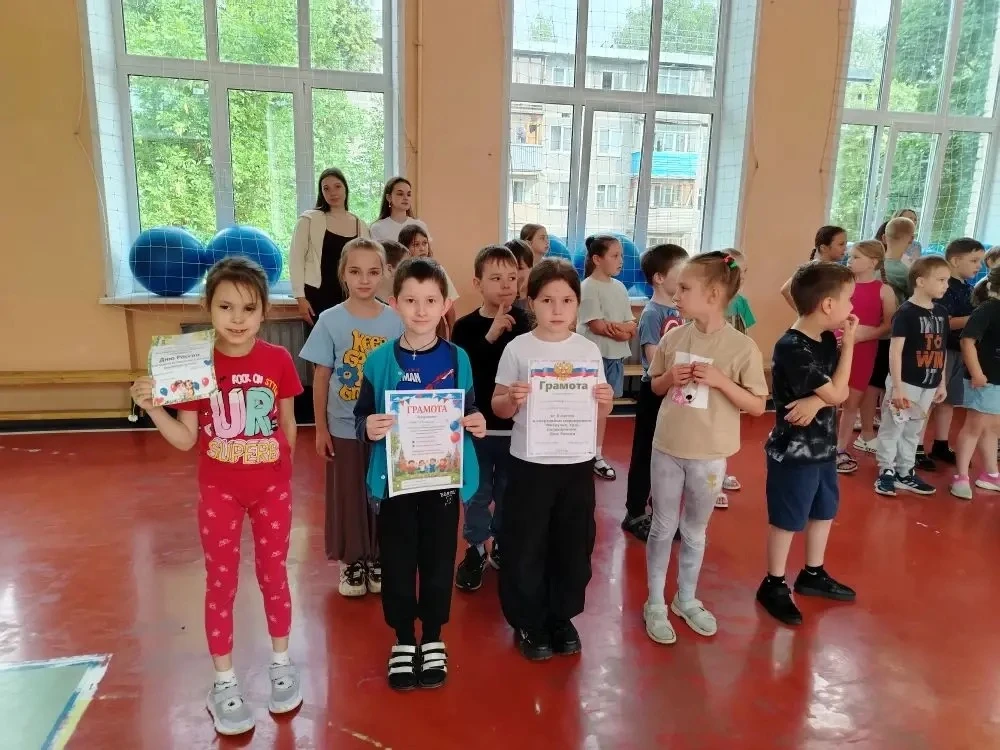 🇷🇺 Сегодня на линейке воспитанникам лагеря «Теремок» были вручены грамоты за участие в мероприятия