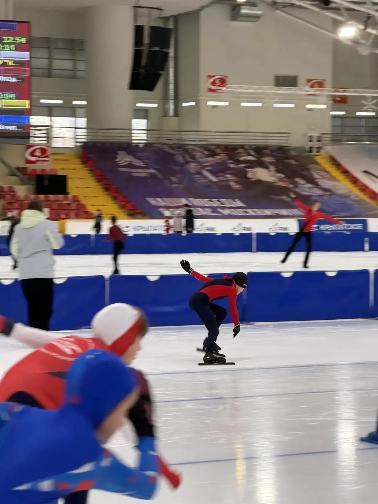Успехи на льду ⛸  В конце марта ученик 3 класса «К» Болтромюк Марк занял 11 место среди 30 участнико