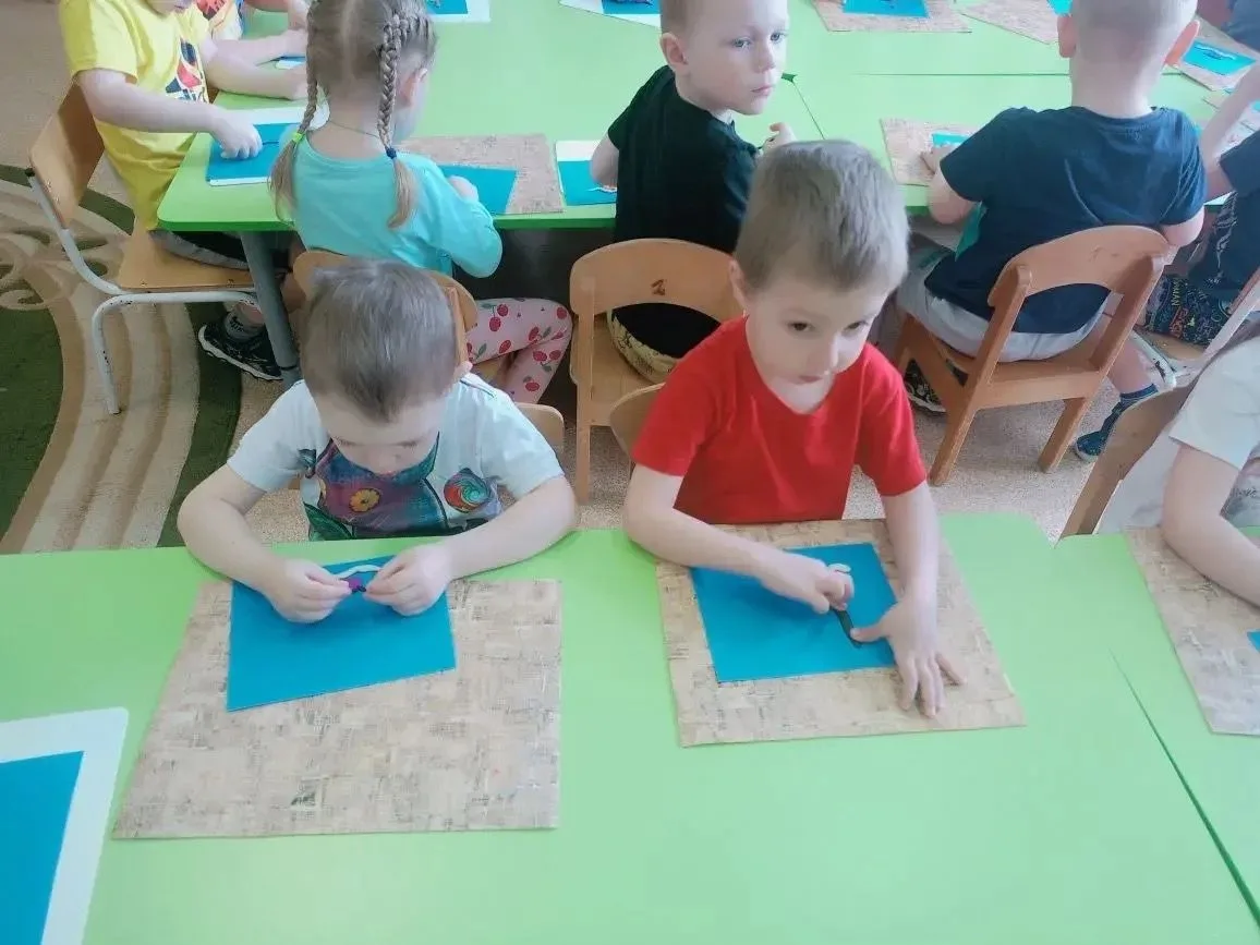 В средней группе "Непоседы" прошло увлекательное занятие лепки. Ребята с удовольствием лепили синее 