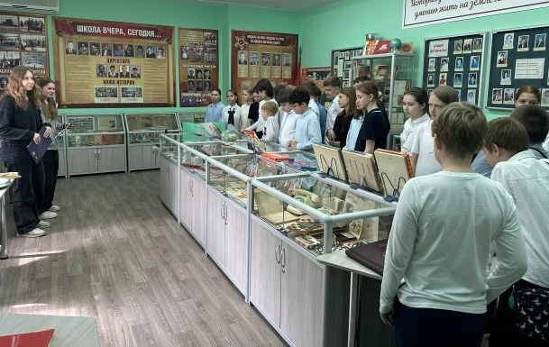 Целых два дня наш школьный музей принимал гостей.  Сначала в музей пришли ребята из 5 класса. Они сл