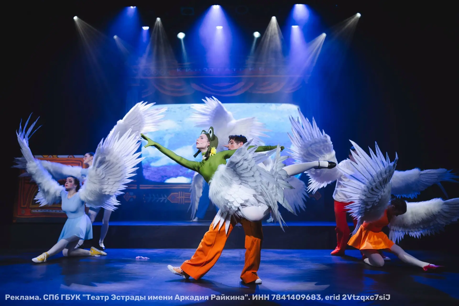 Театр в Петербурге 🎭 

Друзья, я к вам с вопросом! Узнаете этих героев? Колобок, Буратино, Курочка 