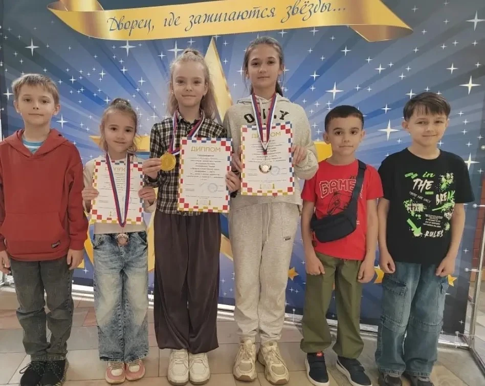 Сегодня, 10 мая, 11 учеников нашей школы приняли участие в шахматном турнире, посвященном 81-й годов