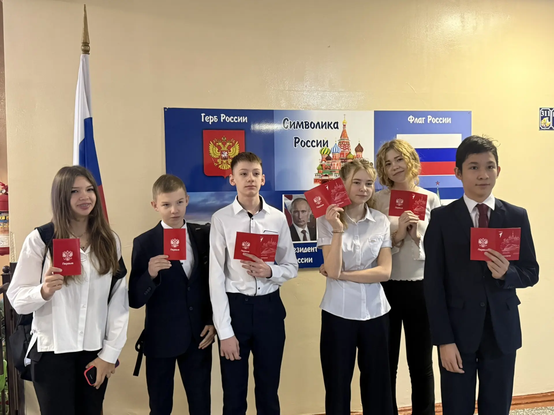 Сегодня в нашей школе состоялась церемония выноса государственного флага под исполнение государствен