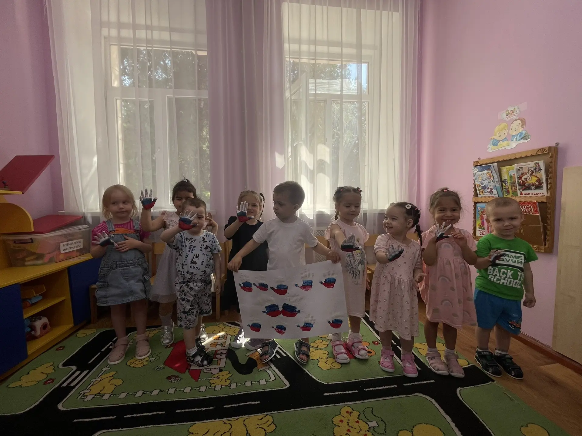 В группе раннего возраста «Мишутки» прошло мероприятие посвященное ко «Дню России». Мал...