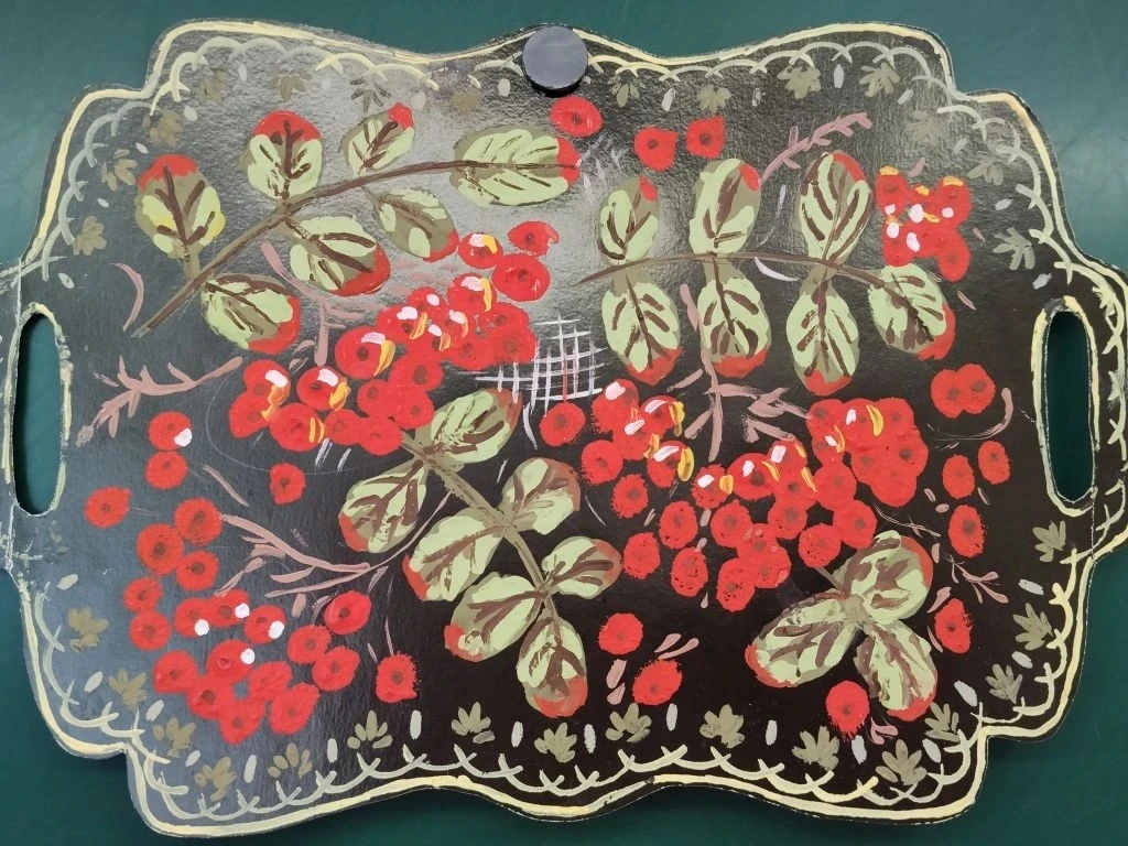 🎨  В школе прошёл мастер-класс по жостовской росписи: ребята прикоснулись к народным промыслам Подмо