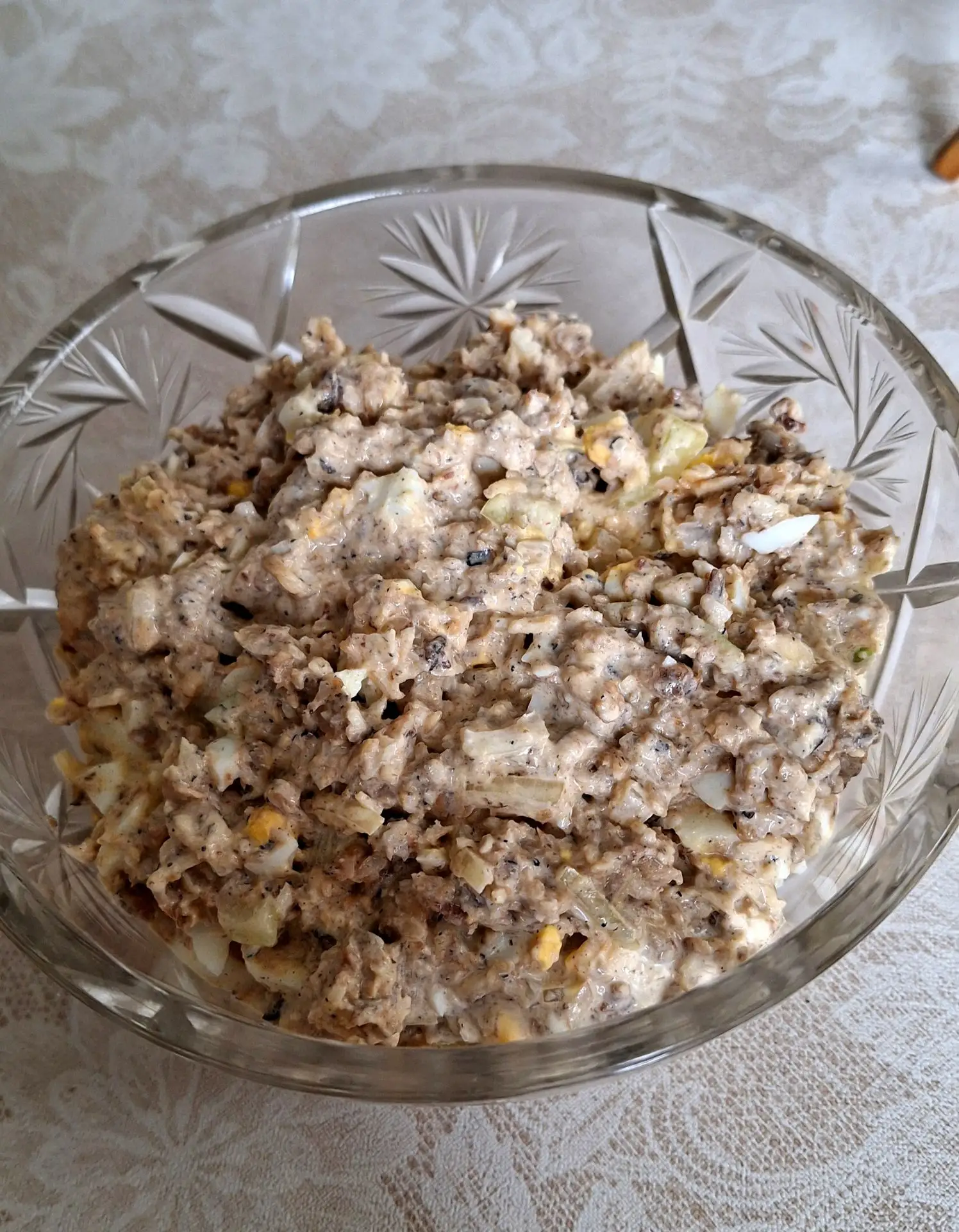 Я вчера готовила консервы из мойвы. Попробовала их в горячем виде, вкус показался знако...