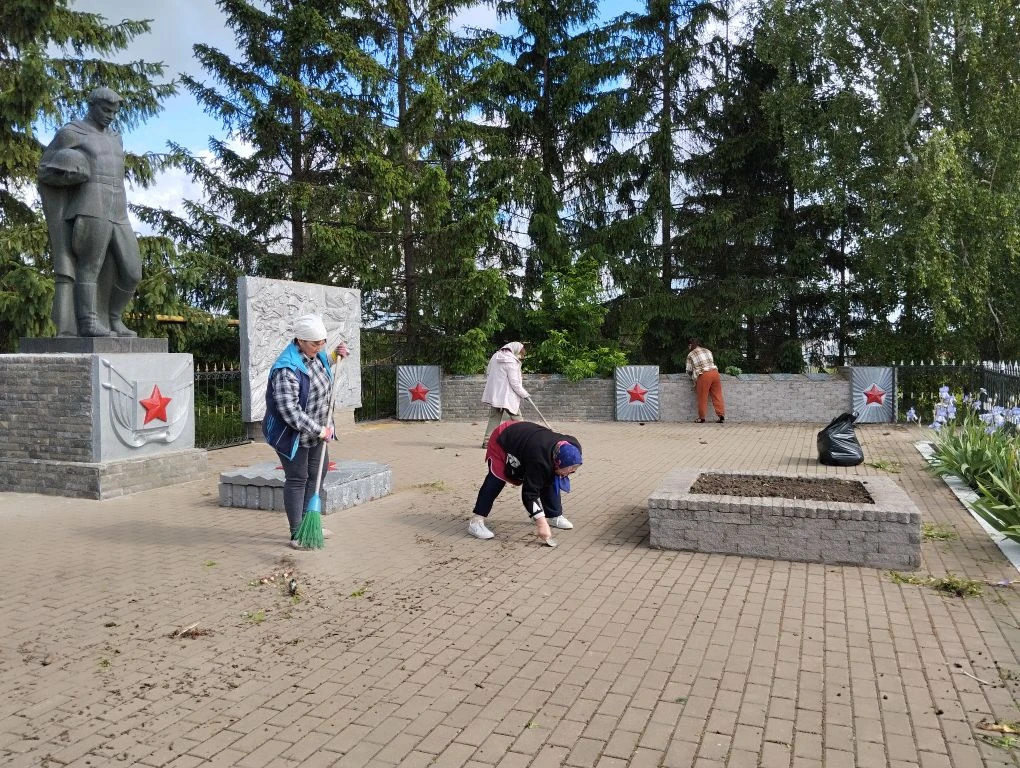 Прошел субботник на территории мемориала погибшим воинам в ВОВ. Работники образовательн...