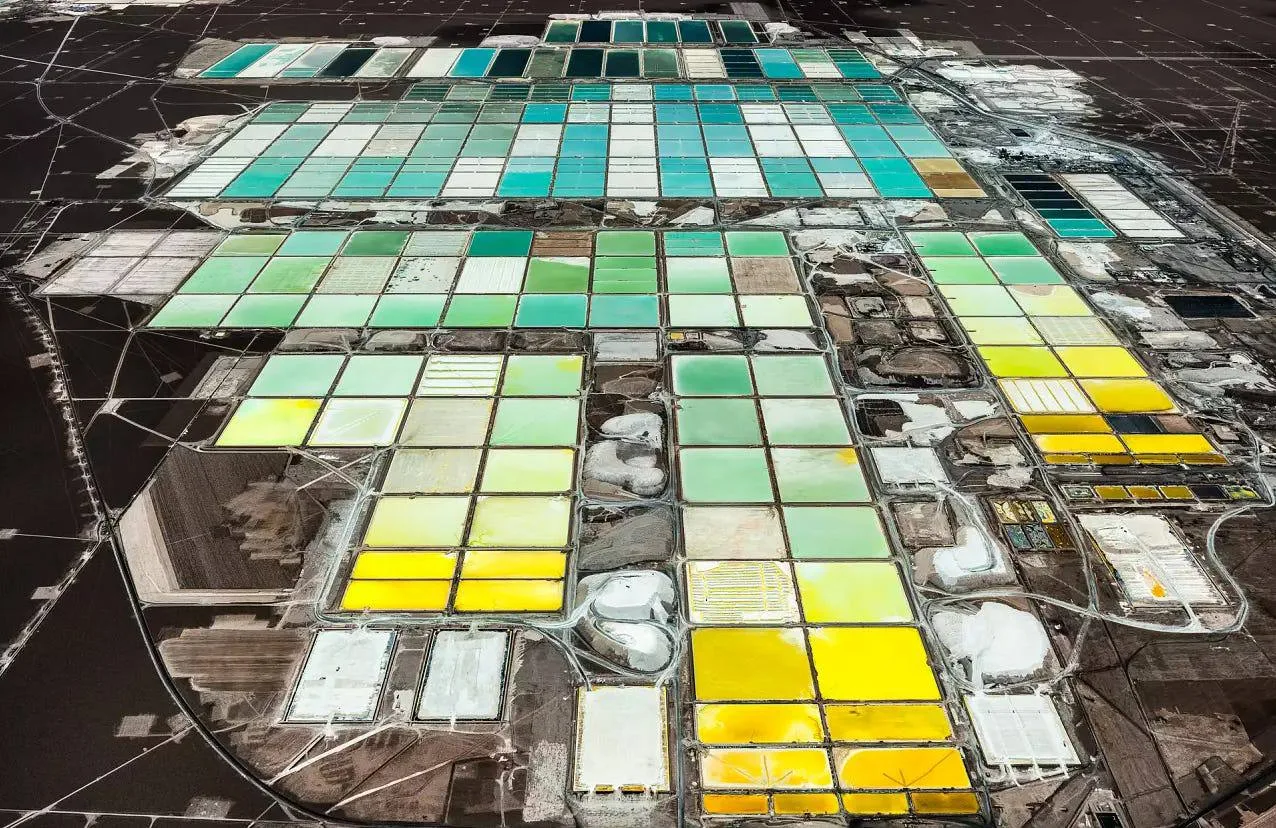 Литиевые испарительные бассейны Salar de Atacama в Чили 

Технология основана на солнечном выпариван