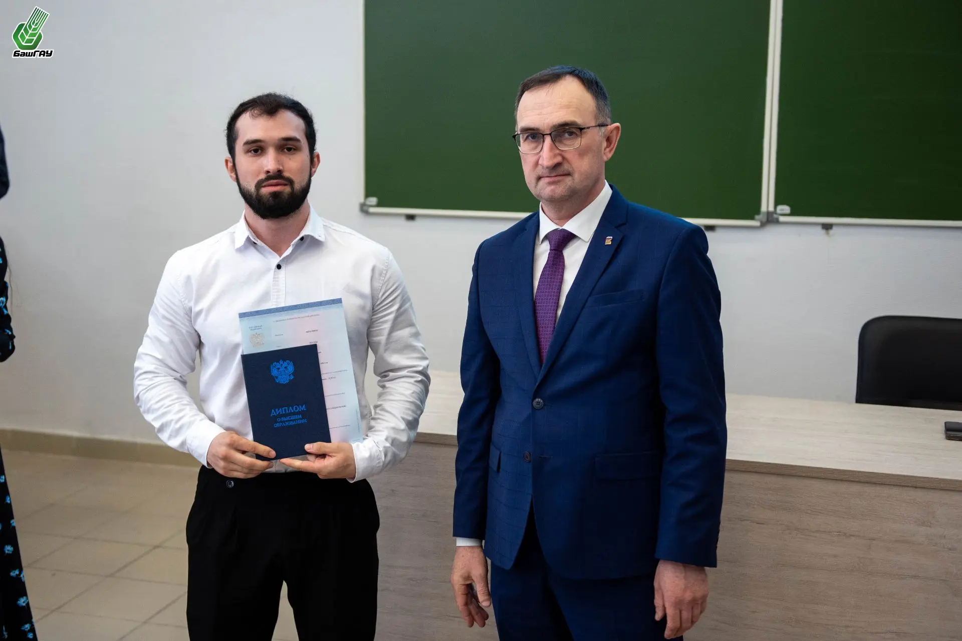 📃🎓БашГАУ начал торжественное вручение дипломов выпускникам заочной формы обучения  Первыми заветные 