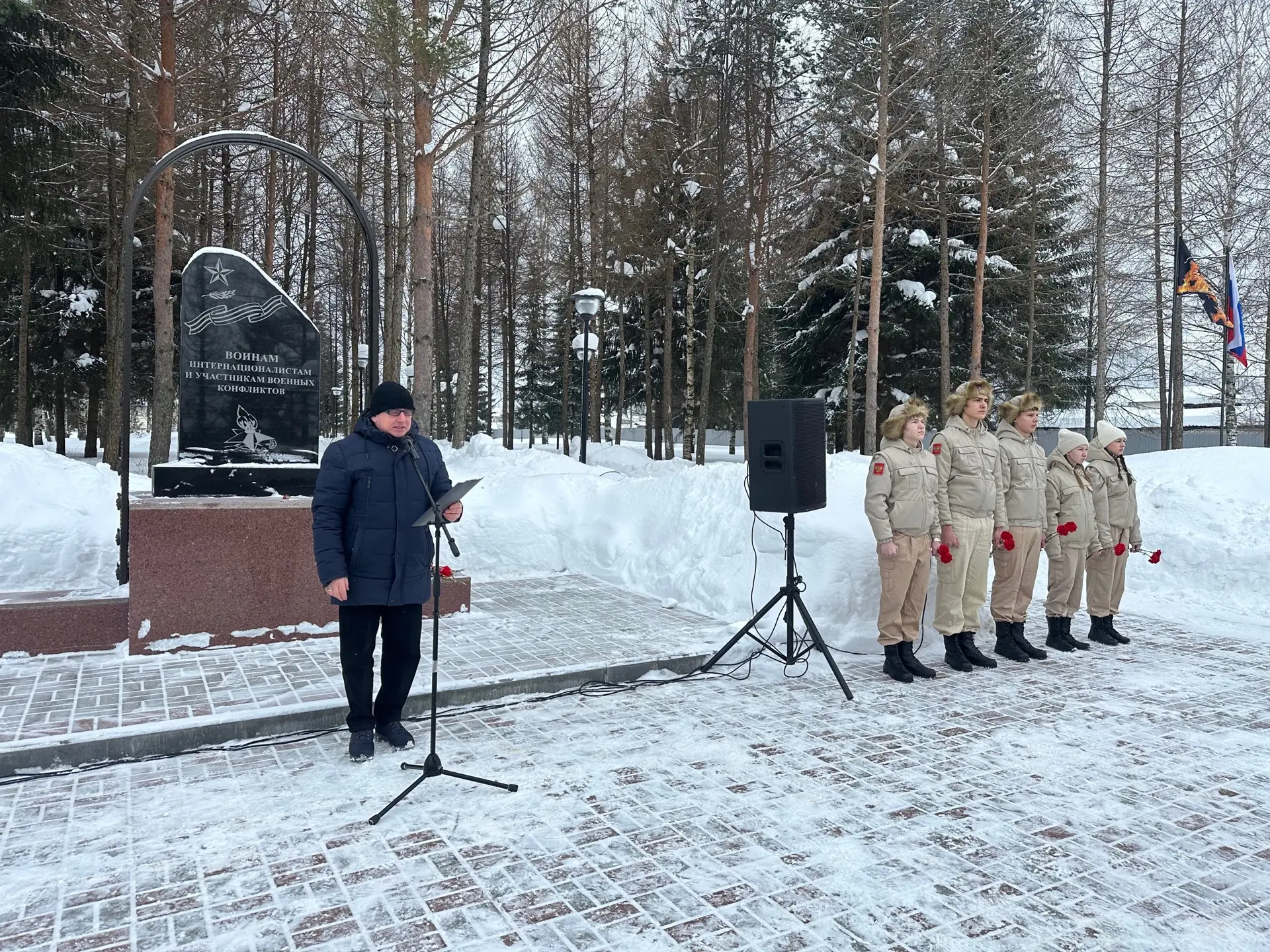 Сегодня ,возле  памятника воинам-интернационалистам в парке Победы собрались наши земля...