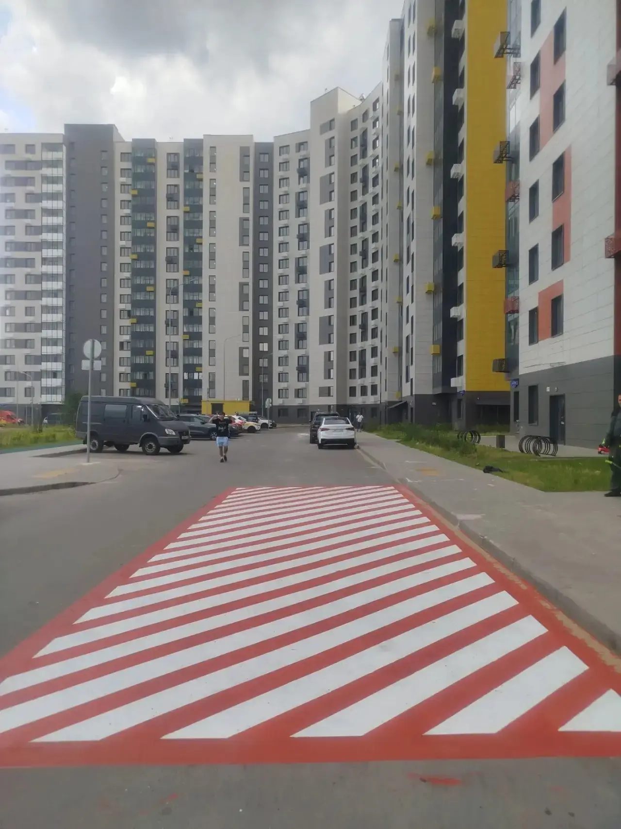 Безопасность — превыше всего! 🚨

По адресу Высотная, д.2 нанесена новая разметка для стоянки пожарн